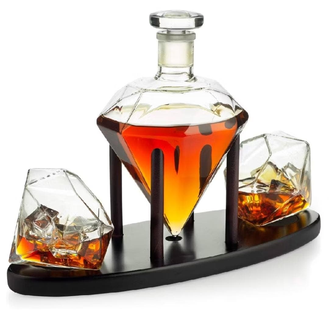 Decanter Whisky Modelo Diamante Pirâmide Com Base Madeira e Dois Copos