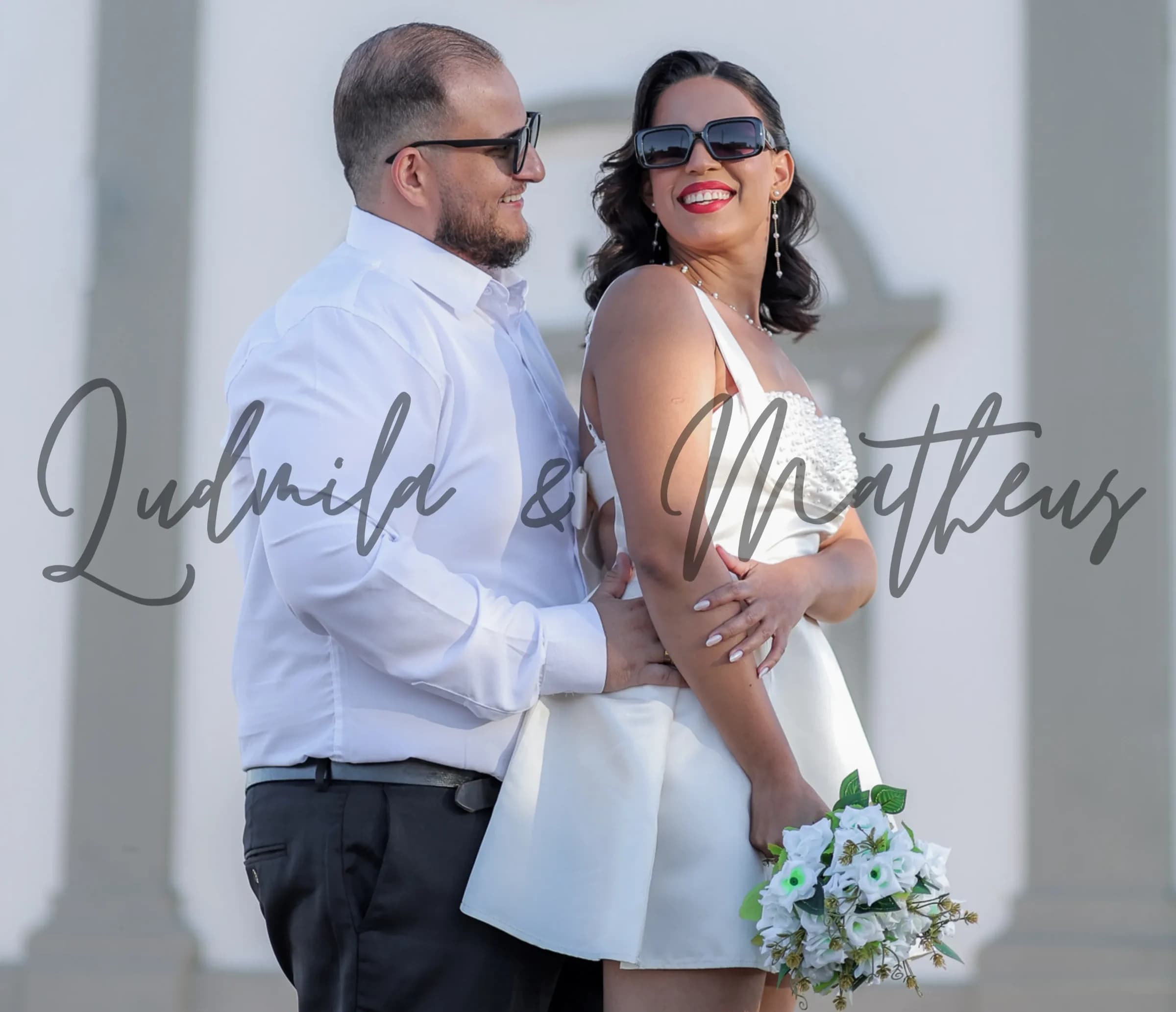Ludmila e Matheus em frente à capela